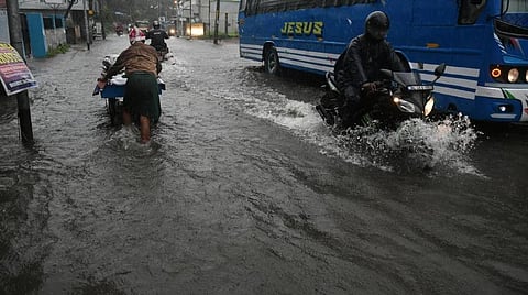 கேரளாவில் கனமழை 10 மாவட்டங்களுக்கு சிவப்பு எச்சரிக்கை
