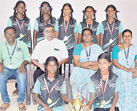 மாநில அளவிலான பூப்பந்துப் போட்டியில் தங்கப்பதக்கம் வென்ற  மதுரை ஓசிபிஎம் பெண்கள் மேல்நிலைப் பள்ளி மாணவிகளுடன் பள்ளி நிர்வாகிகள் மற்றும் ஆசிரியர்கள்.