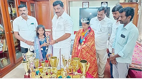 ஓசூர் | செஸ் போட்டியில் சாதனை படைத்து வரும் சகோதரிகள்