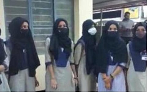 ஹிஜாப் தடைக்கு எதிரான வழக்கு - தனி அமர்வு விசாரிக்கிறது