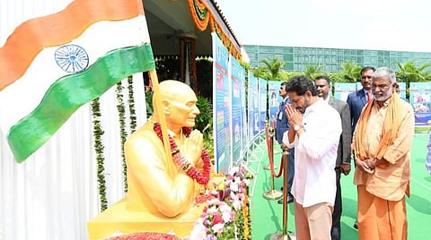 பிங்கலி வெங்கய்யாவின் உருவ சிலைக்கு ஆந்திர முதல்வர் ஜெகன்மோகன் ரெட்டி மாலை அணிவித்து மரியாதை செலுத்தினார்.