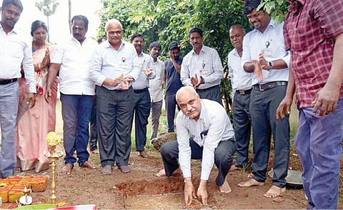 பூஞ்சேரி ஊராட்சி ஒன்றிய தொடக்கப் பள்ளியின் கூடுதல் வகுப்பறை கட்டிடம் அமைக்க சென்னை அணுமின் நிலைய இயக்குநர் சுதிர் பாபன்ராவ் ஷெல்கே நேற்று அடிக்கல் நாட்டினார்.