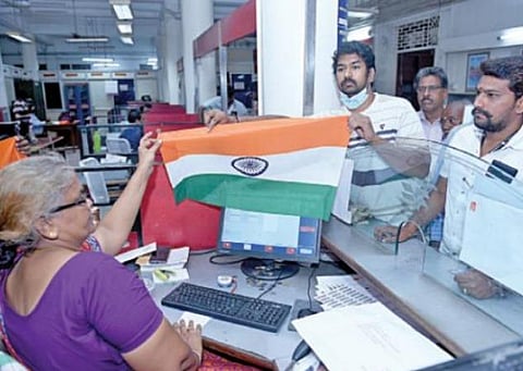 75-வது சுதந்திர தினம்: அஞ்சலகங்களில் தேசிய கொடி விற்பனை