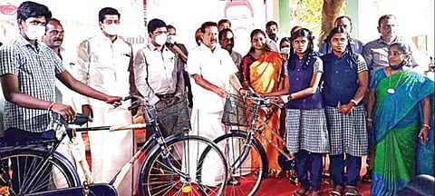 விழுப்புரம் அருகே  வளவனூர் அரசு ஆண்கள் மேல்நிலைப் பள்ளியில் செவ்வாய்க்கிழமை் நடைபெற்ற விழாவில் உயர்கல்வித்துறை அமைச்சர் க.பொன்முடி மாணவ, மாணவிகளுக்கு தமிழக அரசின் இலவச சைக்கிள்களை வழங்கினார்.  அருகில்  மாவட்ட  ஆட்சியர் டி.மோகன் உள்ளார்.