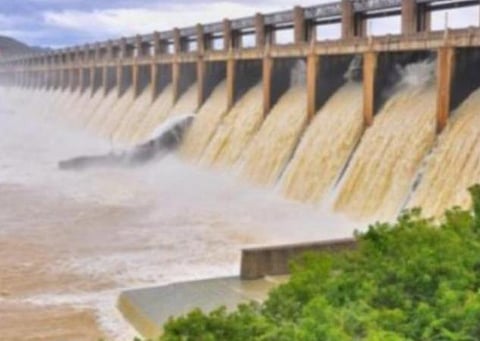 மேட்டூர் அணையிலிருந்து வினாடிக்கு 2 லட்சம் கன அடி நீர் திறப்பு: கரையோர மக்களுக்கு வெள்ள அபாய எச்சரிக்கை