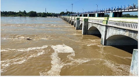 கீழணையில் இருந்து கொள்ளிடம் ஆற்றில்  உபரி தண்ணீர் வெளியேற்றப்படுகிறது