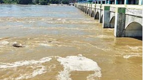 கீழணையில் இருந்து கொள்ளிடம் ஆற்றில்  உபரி தண்ணீர் வெளியேற்றப் படுகிறது.