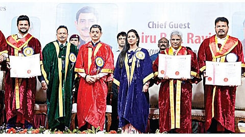 வேல்ஸ் பல்கலைக்கழக 12-வது பட்டமளிப்பு விழா பல்லாவரத்தில் உள்ள பல்கலைக்கழக வளாகத்தில் நேற்று நடந்தது. இதில் ஆளுநர் ஆர்.என்.ரவி பங்கேற்று மாணவர்களுக்கு பட்டங்களை வழங்கினார். புகழ்பெற்ற ஆளுமைகளான பாபா அணு ஆராய்ச்சி மைய இயக்குநர் அஜித்குமார் மொகந்தி, திரைப்பட இயக்குநர் ஷங்கர், கிரிக்கெட் வீரர் சுரேஷ் ரெய்னா, ரேடிசன் ப்ளூ ஹோட்டல் உரிமையாளர் விக்ரம் அகர்வால் ஆகியோருக்கு கவுரவ டாக்டர் பட்டம்  வழங்கப்பட்டது. உடன், வேல்ஸ் பல்கலைக்கழக நிறுவனர் ஐசரி கே.கணேஷ், இணை வேந்தர் ஆர்த்தி கணேஷ், வேல்ஸ் கல்விக் குழுமத்தின் துணைத் தலைவர் ப்ரீத்தா கணேஷ் உள்ளிட்டோர். படம்: எம்.முத்துகணேஷ்