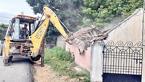 திருவாலங்காடு அருகே நீர்நிலையை ஆக்கிரமித்து கட்டப்பட்டிருந்த வீடுகள் உள்ளிட்ட கட்டிடங்களை நேற்று வருவாய்த் துறை அதிகாரிகள் அகற்றினர்.