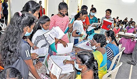 அரசு கலை, அறிவியல் கல்லூரிகளில் மாணவர் சேர்க்கை கலந்தாய்வு நேற்றுதொடங்கியது. சென்னை ராணி மேரி கல்லூரி கலந்தாய்வில் கலந்து கொண்ட மாணவிகளின் சான்றிதழ்கள் சரிபார்க்கப்படுகின்றன. படம்; ம.பிரபு