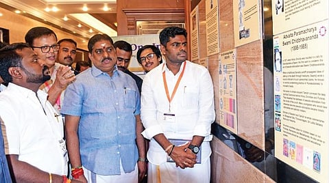 புதுச்சேரியில் சுதந்திர போராட்ட வீரா்களின் வாழ்க்கை வரலாறு புகைப்பட கண்காட்சியை பார்வையிட்ட தமிழக பாஜக தலைவர் அண்ணாமலை. உடன் உள்துறை அமைச்சர் நமச்சிவாயம் உள்ளிட்டோர் . | படம்: எம்.சாம்ராஜ் |