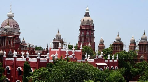உரிமம் பெற்ற மணல் குவாரிகளுக்கு எதிராக வழக்கு தொடர்ந்தவருக்கு அபராதம் விதித்து ஐகோர்ட் உத்தரவு