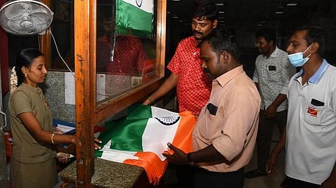 அஞ்சலகங்களில் ரூ.25-க்கு தேசியக் கொடி விற்பனை