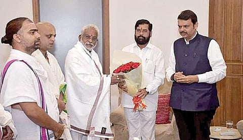 மும்பையில் புதிதாக கட்டப்பட உள்ள திருப்பதி கோயில் அடிக்கல் நாட்டு விழாவிற்கு, மகாராஷ்டிர முதல்வர் ஏக்நாத் ஷிண்டே மற்றும் துணை முதல்வர் தேவேந்திர பட்னாவிஸ் ஆகிய இருவரை தேவஸ்தான அறங்காவலர் சுப்பாரெட்டி பூங்கொத்து கொடுத்து அழைப்பு விடுத்தார்.