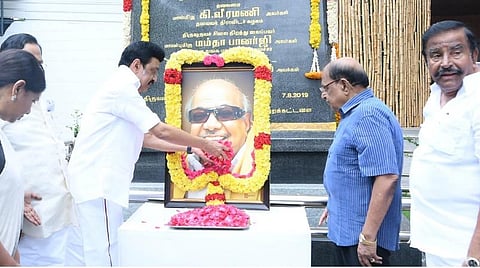 கருணாநிதி படத்திற்கு மலர் தூவும் முதல்வர் ஸ்டாலின்