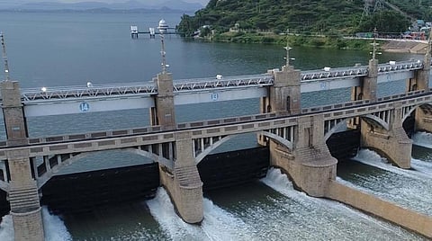 காவிரி ஆற்றில் தொடரும் வெள்ளப்பெருக்கு: மேட்டூர் அணையில் இருந்து 1.20 லட்சம் கனஅடி நீர் திறப்பு