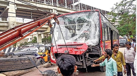 கிண்டி கத்திப்பாரா மேம்பாலம் அருகே பேருந்து மோதியதில் வழிகாட்டிப் பலகை விழுந்து விபத்து; சாலையில் சென்ற 2 பேர் பலத்த காயம்: ஓட்டுநர் கைது