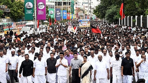 முன்னாள் முதல்வர் கருணாநிதியின் 4-ம் ஆண்டு நினைவு தினத்தையொட்டி, சென்னை மெரினாவில் அலங்கரித்து வைக்கப்பட்ட அவரது நினைவிடத்தில் முதல்வர் மு.க.ஸ்டாலின் நேற்று மலர் தூவி அஞ்சலி செலுத்தினார். உடன் துரைமுருகன் உள்ளிட்ட அமைச்சர்கள், கட்சி நிர்வாகிகள்.