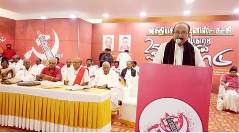 திருப்பூரில் நடந்து வரும் இந்திய கம்யூனிஸ்ட் கட்சி மாநாட்டில் பேசும் வைகோ. | படம்: இரா.கார்த்திகேயன்.  