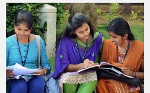 மாணவியரின் வங்கிக் கணக்கில் ஒவ்வொரு மாதமும் 7-ம் தேதி ரூ.1000 - ரூ.698 கோடி ஒதுக்கியது தமிழக அரசு 