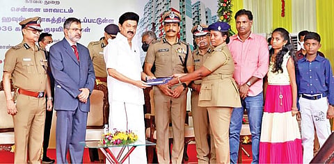 உள்துறை சார்பில், சென்னை கிரீம்ஸ் சாலை, கொச்சின் ஹவுஸ் காவலர் குடியிருப்பு வளாகத்தில் கட்டப்பட்டுள்ள 1,036 காவலர் குடியிருப்புகளை முதல்வர் மு.க.ஸ்டாலின் நேற்று திறந்துவைத்து காவலர் ஒருவருக்கு குடியிருப்புக்கான சாவியை வழங்கினார். உடன், உள்துறை  செயலாளர் பணீந்திர  ரெட்டி, டிஜிபி சைலேந்திரபாபு, சிறைகள் மற்றும் சீர்திருத்தப் பணிகள் துறை இயக்குநர் சுனில் குமார் சிங், தீயணைப்பு மற்றும் மீட்புப் பணிகள் துறை இயக்குநர் பி.கே.ரவி, சென்னை பெருநகர காவல் ஆணையர் சங்கர் ஜிவால் உள்ளிட்டோர். படம்: ம.பிரபு