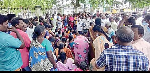 பரந்தூர் புதிய விமான நிலையத்துக்காக கையகப்படுத்தப்பட உள்ள நிலங்களில் ஏகனாபுரம் கிராமத்தின் குடியிருப்பு பகுதிகளை விடுவிக்க வேண்டும் என காஞ்சிபுரம் ஆட்சியரிடம் மனு வழங்க வந்த கிராம மக்கள்.