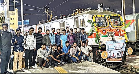 சென்னை சென்ட்ரல் - டெல்லி இடையிலான தமிழ்நாடு விரைவு ரயிலின்  46-ம் ஆண்டு தொடக்க விழாவை முன்னிட்டு அலங்கரிக்கப்பட்ட இன்ஜின் முன்பாக சென்னை மண்டல ரயில் ரசிகர்கள் புகைப்படம் எடுத்துக் கொண்டனர்.