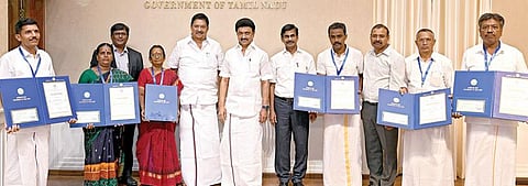 மாநில அளவில் பட்டு, பருத்தி ரகங்களுக்கான 2021-22-ம் ஆண்டுக்கான சிறந்த கைத்தறி நெசவாளர் விருதுக்கு தேர்வு செய்யப்பட்ட 6 விருதாளர்களுக்கு உயர்த்தப்பட்ட பரிசுத் தொகைக்கான காசோலைகள், பாராட்டுச் சான்றிதழ்களை முதல்வர் ஸ்டாலின் தலைமைச் செயலகத்தில் நேற்று வழங்கினார். இந்த நிகழ்ச்சியில், கைத்தறி, துணிநூல் துறை அமைச்சர் ஆர்.காந்தி, தலைமைச் செயலர் இறையன்பு, துறை செயலர் தர்மேந்திர பிரதாப் யாதவ், துறை ஆணையர் த.பொ.ராஜேஷ் ஆகியோர் கலந்து கொண்டனர்.