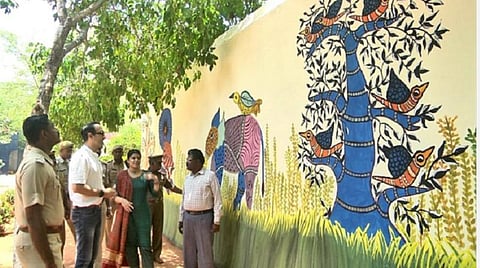 கைதிகளின் ஓவியங்களால் மிளிரும் புதுச்சேரி சிறைச்சாலை: ஆக.15-க்கு தயாராகும் 18 அடி சிறப்பு ஓவியம்