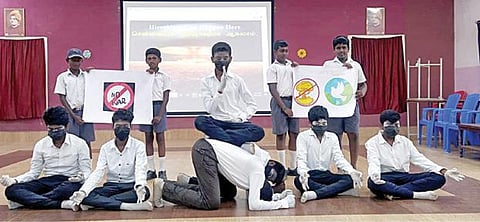 நெய்வேலி ஜவஹர் மேல்நிலைப் பள்ளியில் நடைபெற்ற  ஹிரோஷிமா - நாகசாகி நினைவு தின நிகழ்ச்சியில் பார்வையாளர்களை கவர்ந்த மாணவர்களின் மவுன நாடகம்.