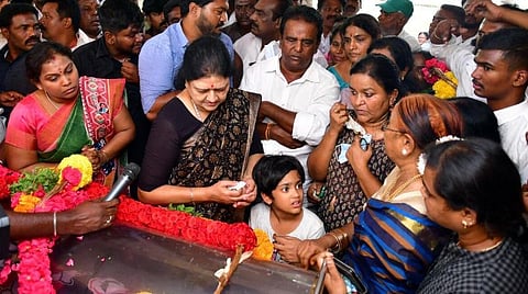 “அதிமுகவில் நிலவும் பிரச்சினைகளால் திமுகவுக்கே உடனடி பலன்” - சசிகலா