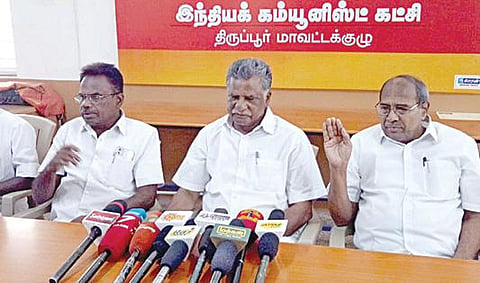திருப்பூரில் செய்தியாளர்களுக்குப் பேட்டியளித்த இந்திய கம்யூனிஸ்ட் மாநிலச் செயலாளர் இரா.முத்தரசன். படம்: இரா.கார்த்திகேயன்