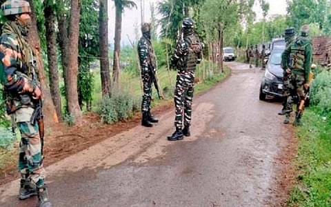 காஷ்மீரில் ஊடுருவல் முயற்சி முறியடிப்பு: ராணுவ வீரர்கள் மூவர் வீரமரணம்; 2 தீவிரவாதிகள் சுட்டுக்கொலை