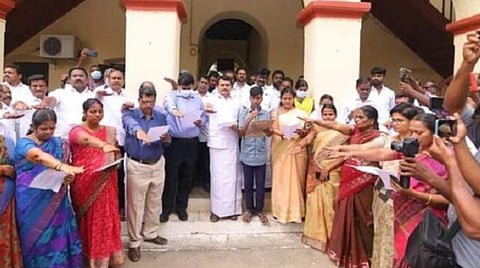 கரூர் மாநகராட்சி ஆண்கள் மேல்நிலைப் பள்ளியில், போதை பழக்கத்திற்கு எதிரான உறுதிமொழி ஏற்பு நிகழ்வில் உறுதிமொழி ஏற்கிறார் அமைச்சர் வி.செந்தில்பாலாஜி. அருகில் மாவட்ட ஆட்சியர் த.பிரபுசங்கர், மாவட்ட  வருவாய் அலுவலர் ம.லியாகத் உள்ளிட்டோர்.