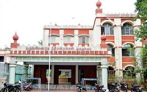 சோழவரம் அருகே நடந்த கொலையில் தூத்துக்குடி நீதிமன்றத்தில் இளைஞர்கள் 4 பேர் சரண்