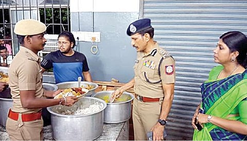 மாமல்லபுரத்தில் நடைபெற்ற சர்வதேச செஸ் ஒலிம்பியாட் போட்டியின்போது  பாதுகாப்பு பணியில் ஈடுபட்ட போலீஸாரை பாராட்டி, தமிழக டிஜிபி சைலேந்திர பாபு பிரியாணி விருந்து வழங்கினார். உடன் டிஐஜி சத்யபிரியா.