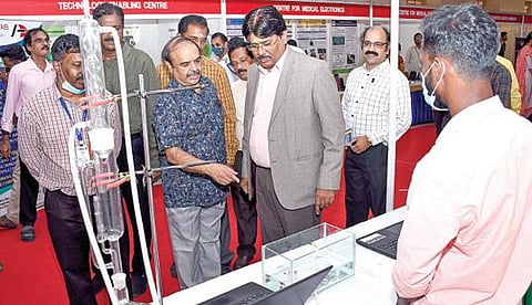 அண்ணா பல்கலைக்கழக கணிதவியல் துறை சார்பிலான தொழில்நுட்பக் கண்காட்சியை பல்கலை. துணைவேந்தர் ஆர்.வேல்ராஜ் நேற்று தொடங்கி வைத்து பார்வையிட்டார். படம்: பு.க.பிரவீன்