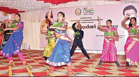 கொல்லிமலையில் உலக பழங்குடியினர் தின விழா: பார்வையாளர்களை கவர்ந்த பழங்குடியின மாணவிகள் நடனம்