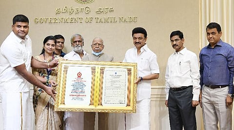 திருவள்ளூர் மாவட்டம் பெரியபாளையம், பவானியம்மன் கோயிலில் காணிக்கையாக வந்த தங்க நகைகளை உருக்கி, தூய தங்கக் கட்டிகளாக வங்கியில் முதலீடு செய்யப்பட்டதற்கான தங்க முதலீட்டு பத்திரத்தை கோயில் நிர்வாகிகளிடம் முதல்வர் மு.க.ஸ்டாலின் நேற்று வழங்கினார். உடன் அமைச்சர் பி.கே.சேகர்பாபு, தலைமைச் செயலர் வெ.இறையன்பு, உச்ச நீதிமன்ற ஓய்வுபெற்ற நீதிபதி துரைசாமி ராஜூ  உள்ளிட்டோர்.