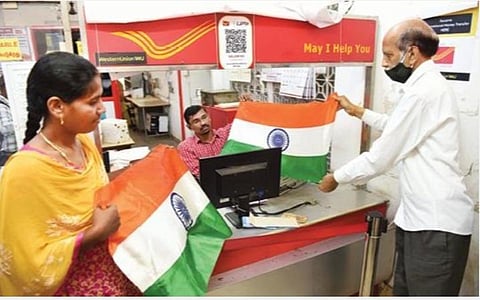 நாட்டின் 75-வது சுதந்திர தினத்தை முன்னிட்டு சேலம் பழைய பேருந்து நிலையம் அருகே உள்ள தலைமை அஞ்சலகத்தில் விற்பனையான தேசியக் கொடியை மக்கள் ஆர்வமுடன் வாங்கிச் சென்றனர்.   படம்: எஸ்.குரு பிரசாத்