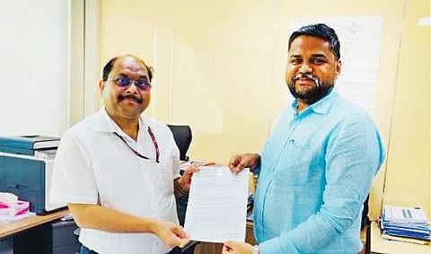 தருமபுரி மாவட்டம் தொப்பூர் கணவாயில் சாலை சீரமைப்புப் பணியை விரைவுபடுத்தக் கோரி தேசிய நெடுஞ்சாலை ஆணைய தலைமைப் பொது மேலாளரிடம் (தமிழகப் பிரிவு) கோரிக்கை கடிதம்  அளித்த தருமபுரி எம்.பி செந்தில்குமார்.