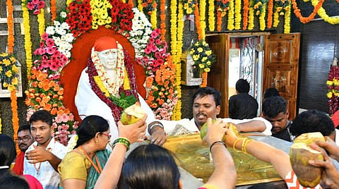 ஷீரடி சாய்பாபா கோயிலுக்கு ரூ.36 லட்சத்தில் தங்க கிரீடம் - ஆந்திர பக்தர் காணிக்கை வழங்கினார்