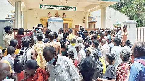 திருவண்ணாமலை அண்ணாமலையார் கோயில் அன்னதான கூடத்தில் நேற்று டோக்கன் பெறுவதற்காக நுழைவு வாயில் முன்பு முண்டியடித்த பக்தர்கள். | படங்கள்:இரா.தினேஷ்குமார் |
