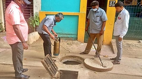 ‘இந்து தமிழ் திசை’ செய்தி எதிரொலி: மழைநீர் வடிகால்களில் கொசு மருந்து அடிக்கும் சென்னை மாநகராட்சி