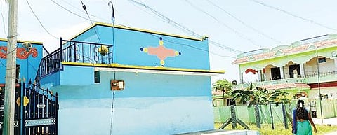 ஜோலார்பேட்டை அருகே கட்டேரியில் உள்ள வீடுகளில் கருப்புக்கொடி ஏற்றி நேற்று நூதன போராட்டத்தில் ஈடுபட்ட பொதுமக்கள்.