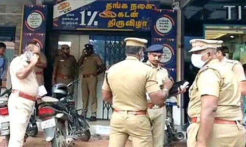 அரும்பாக்கம் கொள்ளை வழக்கில் வங்கி மேலாளரின் உறவினர்கள் 3 பேர் கைது: 18 கிலோ தங்க நகைகள் பறிமுதல்