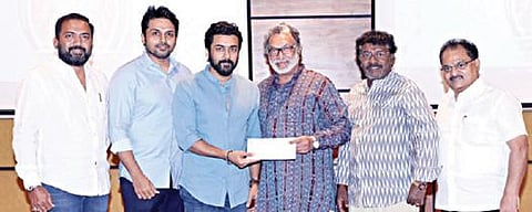 நடிகர் சங்கக் கட்டிடத்திற்காக ’விருமன்’ இணை தயாரிப்பாளர் ராஜசேகர கற்பூர சுந்தரபாண்டியன், கார்த்தி, சூர்யா,  இணைந்து ரூ.25 லட்சத்துக்கான காசோலையை, சங்கத் தலைவர் நாசரிடம் வழங்கினர். அருகில், துணைத் தலைவர்கள் கருணாஸ், பூச்சி முருகன்  உள்ளனர்.