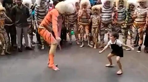 கர்நாடகா | வீதியில் புலி வேஷம் கட்டிய நபருடன் நடனமாடிய சிறுமி: நெட்டிசன்களின் இதயத்தை வென்றது
