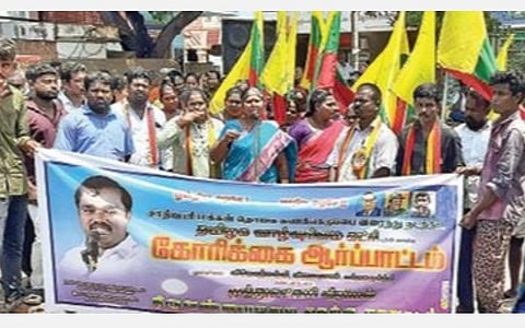 திருவண்ணாமலையில் தமிழக வாழ்வுரிமை கட்சி சார்பில் நடைபெற்ற ஆர்ப்பாட்டத்தில் பேசும் மாநில மகளிரணி தலைவி முத்துலட்சுமி வீரப்பன்.