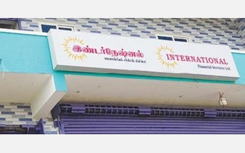 ஜோலார்பேட்டை ரயில் நிலையம் எதிரேயுள்ள வணிக வளாகத்தில் மூடியிருக்கும் ஐஎப்எஸ் நிதி நிறுவனத்தின் கிளை அலுவலகம். படம்.ந.சரவணன்.
